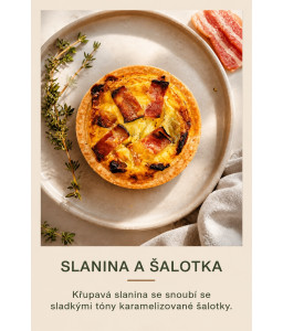 Křupavá slanina s karamelizovanou cibulkou.