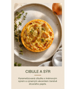 Cibulový quiche se sýrem a pepřem zdobený timyánem.