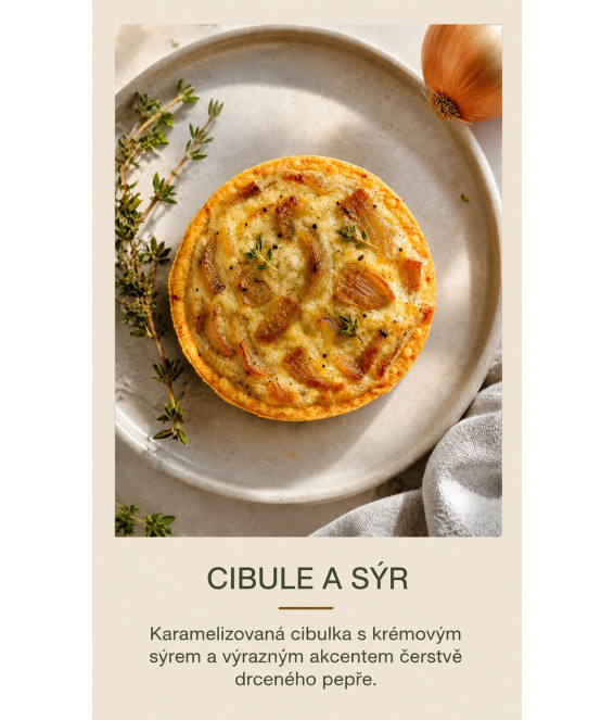 Cibulový quiche se sýrem a pepřem zdobený timyánem.